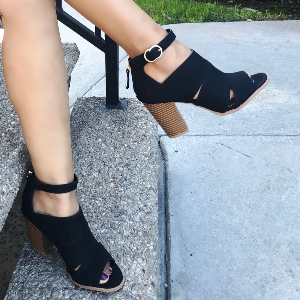 BLACK FAUX LEATHER HEELS